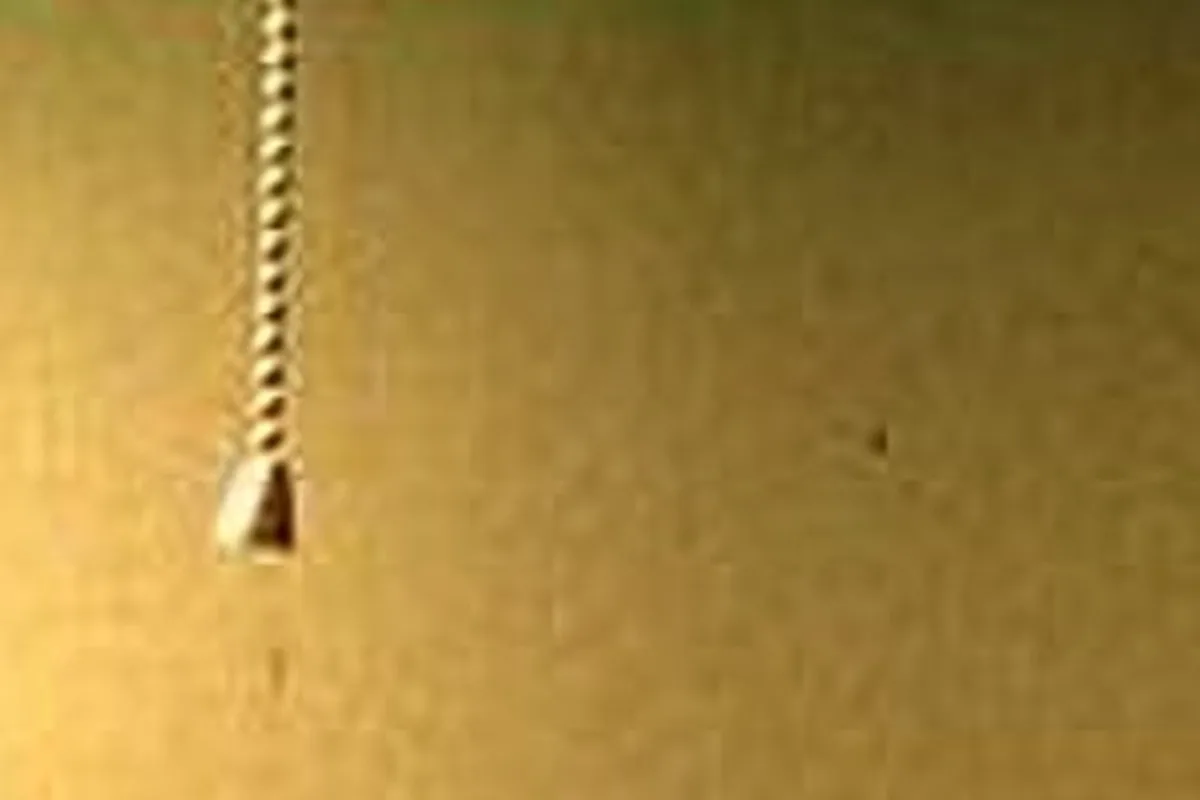 Kabelclip an hinterer Kante ohne Personen